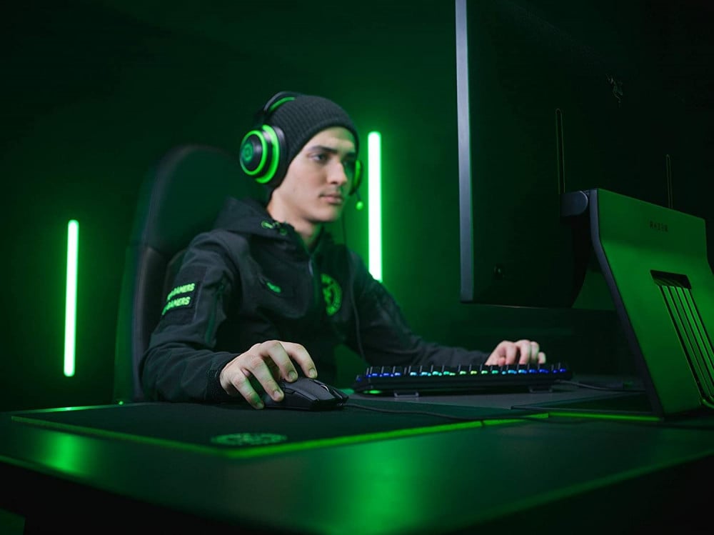 صورة Razer Viper Ultralight Ambidextrous Wired Gaming Mouse Fastest Mouse Switch in Gaming - 16,000 DPI Optical Sensor - Chroma RGB Lighting - 8 Programmable Buttons - Drag-Free Cord رقم 4