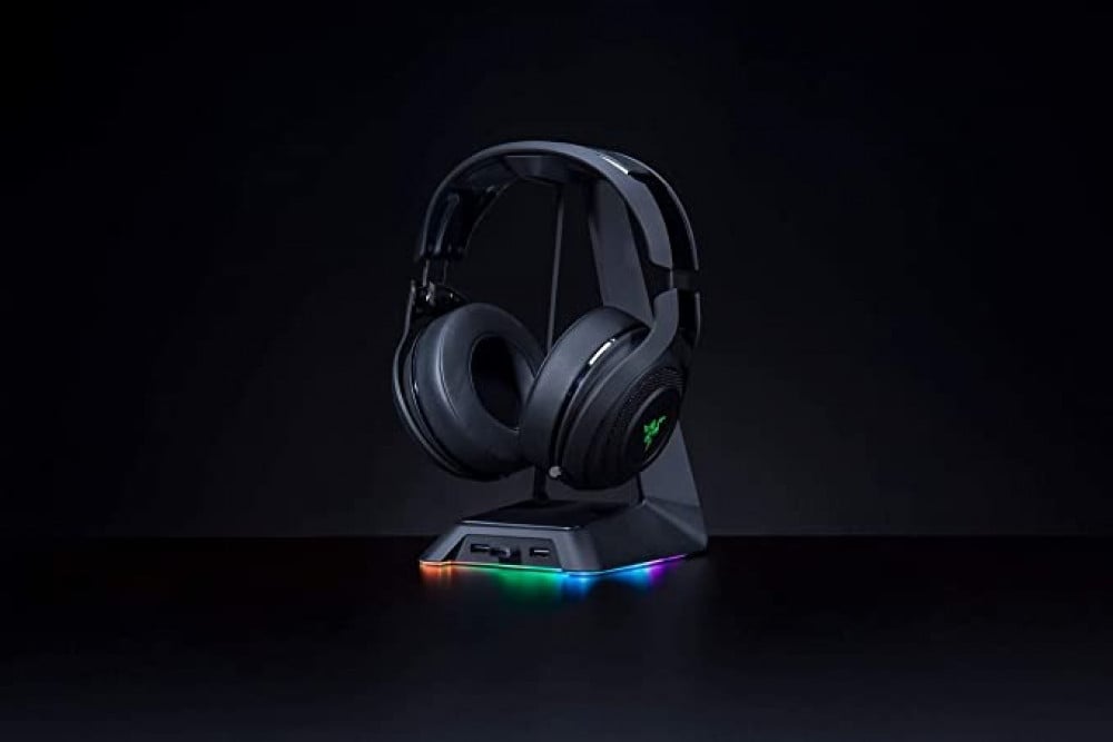 صورة حامل سماعة راس، سماعة راس من رايزر بيز ستيشن كروما مع قاعدة USB اضاءة RGB من كروما، قاعدة USB 3.0 بثلاثة منافذ، قاعدة مطاطية غير قابلة للانزلاق، مصممة لسماعات الرأس المخصصة للالعاب، لون اسود رقم 5