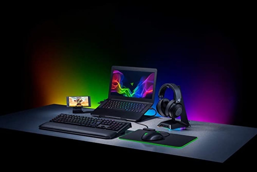 صورة حامل سماعة راس، سماعة راس من رايزر بيز ستيشن كروما مع قاعدة USB اضاءة RGB من كروما، قاعدة USB 3.0 بثلاثة منافذ، قاعدة مطاطية غير قابلة للانزلاق، مصممة لسماعات الرأس المخصصة للالعاب، لون اسود رقم 6